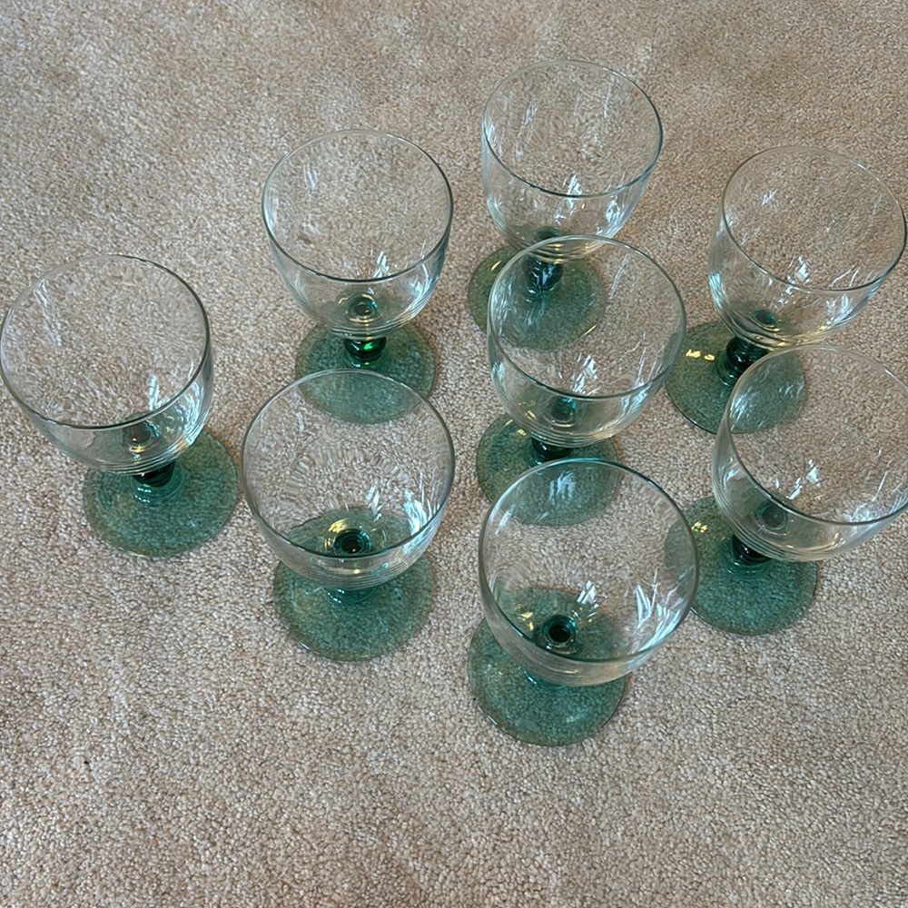 Set of 8 Green Stemmed Beverage Glasses - Picture 5 of 6